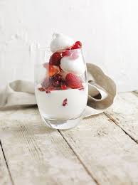 Le Gourmand Yaourt Grec Fruits Rouges Frais Au Sirop De Grenadine Petites Meringues Fondante Delicieux Desserts Desserts Sirop De Grenadine