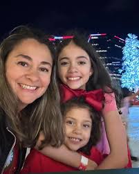 🎉✨ Angela Cortés @angela.c.r.56 , madre de Elena Londoño, nos comparte  algunas fotos de estos hermosos momentos en familia celebrando las fiestas  de fin de año. 🎄 💖 Elena se realizó el
