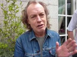 However, if you do enough research, it's easy to find amazing examples of easy to make and fairly simple to maintain long hairstyles. Angus Young Salutes Italy Youtube
