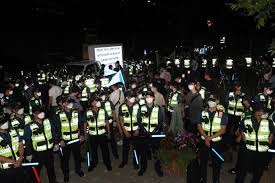 또 담배를 피우고 있는 것으로 추정되는 여학생 1명이 피해 남학생의 성기를 만지는 듯한 모습도. M5u5mwji0ffsmm