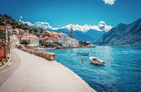 It is located on the adriatic sea and is a part of the balkans, sharing borders with serbia to the northeast, bosnia and herzegovina to the north and west, kosovo to the east. ×˜×™×•×œ ×˜×'×¢ ×'×ž×•× ×˜× ×'×¨×• ×ž×•× ×˜× ×'×¨×• ×ž×¡×¢ ××—×¨