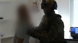 步兵裸體直擊！特種部隊攻入A片攝影棚鄉民笑翻：洋槍跟真槍的對決| Elsa解凍中| 鍵盤大檸檬| ETtoday新聞雲