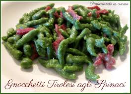 L'acqua va salata poco, così gli gnocchi non si scioglieranno e quando bolle, occorre metterne pochi alla volta. Pasticciando In Cucina Gnocchetti Tirolesi Agli Spinaci