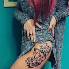 Frau Mit Lowin Tattoo Am Oberschenkel Lowinkopf In Kombination Mit Weissen Rosen Tattoos Fur Frauen Tattoo Oberschenkel Tattoo Oberschenkel Frau Lowin Tattoo