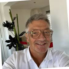 Aujourd'hui c'était événement « chic et décalé » 🪩✨😎à l'EHPAD Simon  Benichou ! L'occasion de faire la fête entre résidents👵👴, agents de  soin👩‍⚕️, et l'ensemble du personnel de…