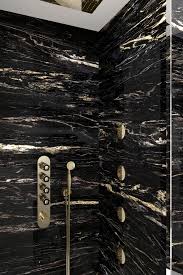 creeer een luxe douche door een zwart marmeren tegel te combineren met gouden inbouwkranen badkamer i gouden badkamer marmeren badkamer zwarte badkamer
