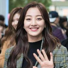 Potongan rambut pendek memiliki berbagai macam model dan disesuaikan dengan bentuk wajah. 6 Gaya Rambut Ala Girl Group Korea Selatan Ini Bisa Bikin Pipi Chubby Jadi Tirus Malangtimes