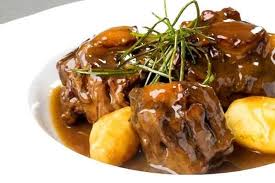 Como era la primera vez que me decidí a cocinar rabo de ternera, una carne gelatinosa y deliciosa si se la mina bien, leí muchas recetas sobre la misma. Receta De Rabo De Ternera En Salsa Espanola Carniceria Angel