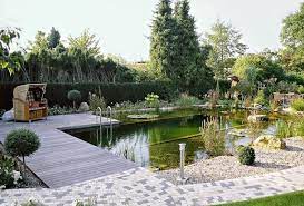 Wer genug platz im garten hat, könnte sich für die heißen sommertage einen schwimmteich bauen. Alles Uber Schwimmteiche Zuhausewohnen