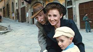 Benigni initially accesses the emotions of his audience through simple comedy, which is a pleasant mix of keaton and chaplin. La Vita E Bella 1997 Italiano Ievenn