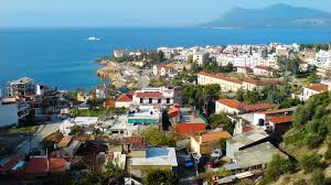 Από την παραλία τρεις μώλοι, και προσφέρει εστιατόριο, μπαρ και κοινόχρηστο lounge. Ta Loytra Aidhpsoy Ritsoni Studios