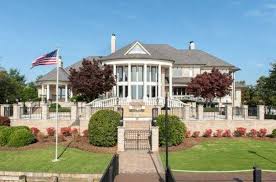 Michael Jordan Buys Himself A New 2 8 Million North Carolina Mansion For 50th Birthday Read More At Http Bossip Com 736 Mansions Celebrity Houses Rich Home