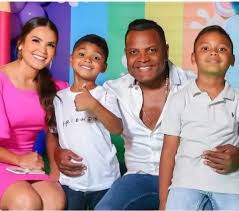 No estoy de acuerdo con que divulguen este tipo de información, se supone  que es meramente familiar y confidencial... De esta publicación tan  explícita e innecesaria, pueden salir muchas cosas malas para