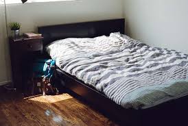 Agar dekorasi kamar tidur 3×3 milikmu terlihat lebih cantik, coba gunakan seprai dan sarung bantal yang warnanya serasi dengan tembok. Empat Kiat Menata Kamar Agar Mudah Tidur Nyenyak 1 Republika Online