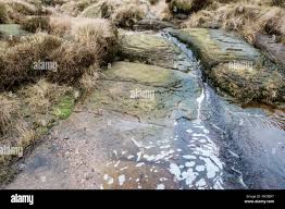 Einen Stream über das gritstone Felsen von einem kleinen Wasserfall von  oben gesehen fließt, Kinder Scout, Derbyshire, Peak District, England,  Großbritannien Stockfotografie