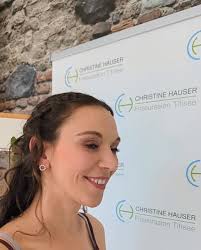 Das Brautstyling ist ein #magischermoment, in dem die Braut erstrahlt. Als  Stylist:in ist es eine große Freude, mit Make-up und Haaren zu ihrem Glück  beizutragen