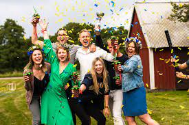 Die schweden feiern mit verwandten, freunden und nachbarn. Midsommar In Schweden Seelenschmeichelei