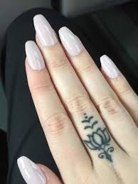 Discrets et délicat, nos tatouages éphémères fleurs de lotus révèlent une signification homme ou femme, vous pouvez vous faire dessiner un tatouage homme ou un tatouage femme. 1001 Idees De Tatouage Fleur De Lotus Et Son Symbolisme Archzine Fr