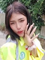 Meet Bow, street sweeper na kumikita ng PP80K/month as Tiktoker