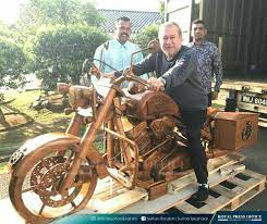 We did not find results for: Sultan Of Johor Receives 500kg Life Sized Wooden Harley Superbike Replica From Community Leader Coconuts Kl