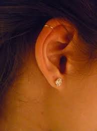 Ich Mochte Das Helix Piercing Ein Schoner Zierlicher Goldreif Ist Sehr Hubsch Ohrlocher Earings Piercings Ear Piercings Ear Jewelry