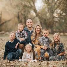 15 Outdoor Portrait Photography Tips Family Portrait Poses Fall Family Portraits Fall Family Picture Outfits