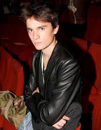 Plus je travaille avec des comédiens, plus je. Alain Fabien Delon Declare Etre Un Fils Abandonne Elle