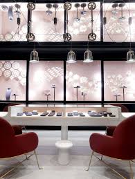 Pin De Fernanda Carvalho Em Acabamentos Janelas Na Escada Shopping Interior Expositores