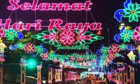 Suasana dikampung identik dengan rasa kebersamaan termasuk dalam bergotong royong yang hal itu merupakan sudah jadi ciri. Suasana Lebaran Di Malaysia Tidak Ada Takbir Keliling Jejakpiknik Com