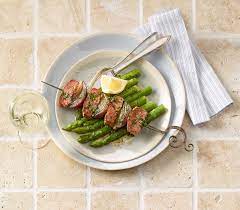 lammspiesse und grune spargeln mit barlauch gremolata rezept lebensmittel essen lammspiesse spargel