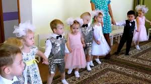 утренник 8 марта в детском саду 2 младшая группа Osennij Utrennik Igra Solnyshko I Dozhdik 2 Mladshaya Gruppa Platya S Cvetami Dlya Devochek Devushka V Plate I Osen