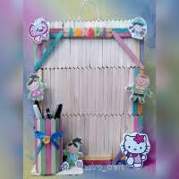 Kerajinan dari stik es krim kali ini dibuat membentuk miniatur rumah mewah 2 lantai. Martuopowiada Contoh Kado Dari Stik Ice Cream Stik Es Krim Pun Bisa Di Sulap Menjadi Kerajinan Tangan Yang Unik Berkreasi Dengan Stick Ice Cream 22 Ide Kap Lampu Hiasan Lampu