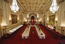 It serves as both the office and london residence of the queen and also as the busy administrative headquarters. Bildergalerie Buckingham Palace Die Queen Ladt Ein Bild 4 Von 10 Faz