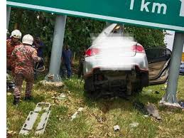 Saintis malaysia ini mengkaji lebuhraya plus untuk selesaikan masalah aliran trafik di lebuhraya utara selatan semakin sesak dengan peningkatan jumlah kenderaan. Dua Beranak Maut Kereta Terbabas