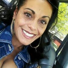 Angela Dinsmore's Instagram, Twitter & Facebook