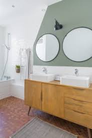 Saisissez les chiffres en centimètre pour personnaliser vos dimensions. Salle De Bain Avec Un Placard En Trompe L Oeil Et Un Sol Rouge Photos Et Idees Deco De Salles De Bain Avril 2021 Houzz Fr