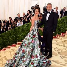 Er und menschenrechtsanwältin amal clooney sind jetzt eltern eines mädchens und eines jungen. Amal Clooneys Kleid Verargert Organisatoren Und Designer Stars