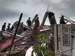 Petugas bpbd sulawesi barat masih mendata jumlah kerusakan dan korban akibat gempa bumi warga mengamati gedung kantor gubernur sulawesi barat yang rusak akibat gempa bumi, di. Wfxmfgg 2t6gam
