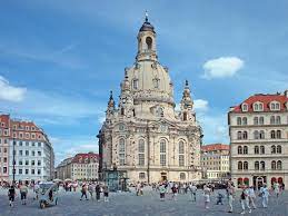 Erbaut 1726 bis 1743, im zweiten weltkrieg schwer beschädigt. Frauenkirche Dresden Fira