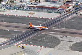 My clip shows closing of the road 5 minutes before the landing of a. The Most Bizarre Airports In The World Daily Sabah