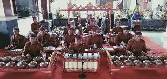 Berikut ini adalah keduabelas alat musik tradisional jawa tengah tersebut, antara lain cara memainkan alat musik bonang ini adalah dengan cara dipukul menggunakan pemukul khusus suling merupakan jenis alat musik tiup khas jawa tengah dan pada umumnya satu set dengan. Seni Karawitan Alif Maulana S Blog