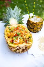 Fruchtiger Reissalat In Der Ananas Ein Schneller Sommersalat Rezept Reissalat Sommersalat Salat