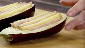 Tagliate a cubetti la mozzarella e spezzettate il prosciutto. Due Ricette Con Melanzane Creative E Gustose Deliziose Melanzane Ripiene