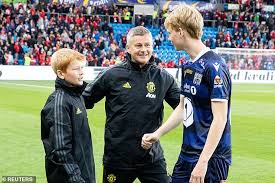 In 2007, solskjær announced his retirement from football after failing to recover from a serious knee. Ole Poses Alongside Sons After Noah Makes His Debut And Elijah Sits In Manchester United Dugout Daily Mail Online
