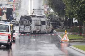 Il portavalori si trovava davanti al negozio questa mattina intorno alle 7:30, quando i vigilantes incaricati di proteggere il denaro sono stati attaccati da due malviventi. Assalto A Furgone Portavalori Sei Arresti In Francia Laregione