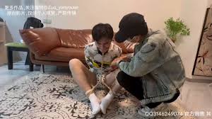 白袜帅哥挠痒