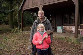 Laut, wild und unberechenbar ist die neunjährige benni. Zdf Dreht Systemsprenger Mit Albrecht Schuch Und Gabriela M Schmeide Presseportal