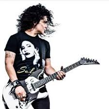 Si llegaban a relacionarnos, la situación podría ser muy negativa tanto para ella como para la banda. Where Is Selena Quintanilla S Husband Chris Perez Now