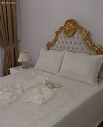 Duru Renkleri Ile Sakin Klasik Mobilyalariyla Sik Ebru Hanimin Evinden Ev Gezmesi Mobilya Mobilya Fikirleri Yatak Taci