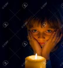 Niña Con Una Vela Fotos, retratos, imágenes y fotografía de archivo libres  de derecho. Image 24088924